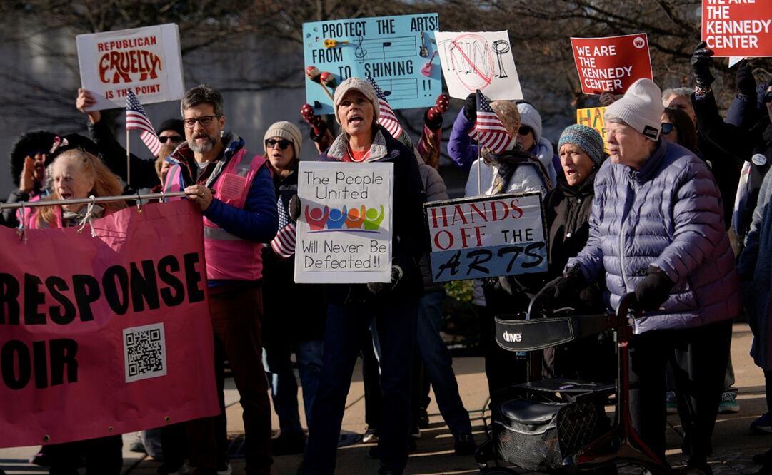 Manifestantes protestan contra la decisión de una junta designada por Trump de añadir el nombre del presidente Donald Trump al Centro Conmemorativo John F. Kennedy. Foto: AP Photo/Julia Demaree Nikhinson.