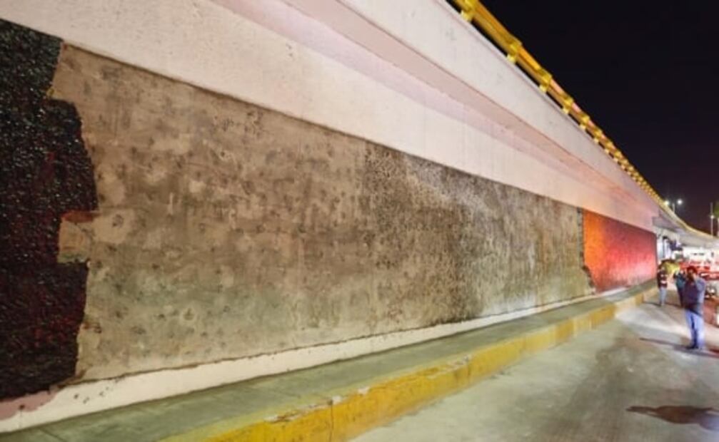 Colapsa recubrimiento de puente en Circuito Interior y daña vehículos 