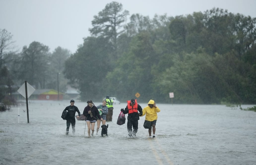 Tras este ciclón, que no tocó tierra en Estados Unidos porque Humberto lo atrajo hacia el este, el NHC vigila dos sistemas con potencial desarrollo ciclónico, uno al este de Florida y otro rumbo a las Antillas en el Caribe. Foto: AFP