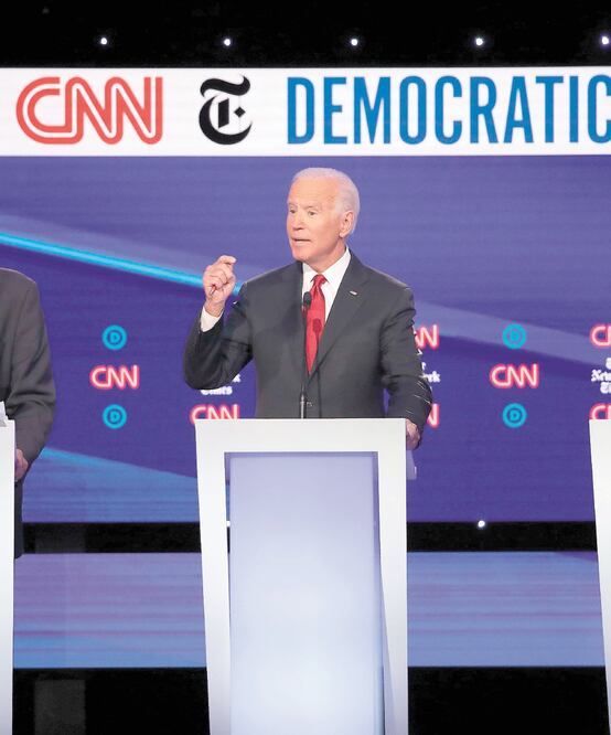 Los precandidatos demócratas Bernie Sanders, Joe Biden y Elizabeth Warren, ayer durante el cuarto debate en la Universidad Otterbein en Westerville, Ohio. El encuentro fue organizado por CNN y The New York Times. WIN MCNAMEE. AFP