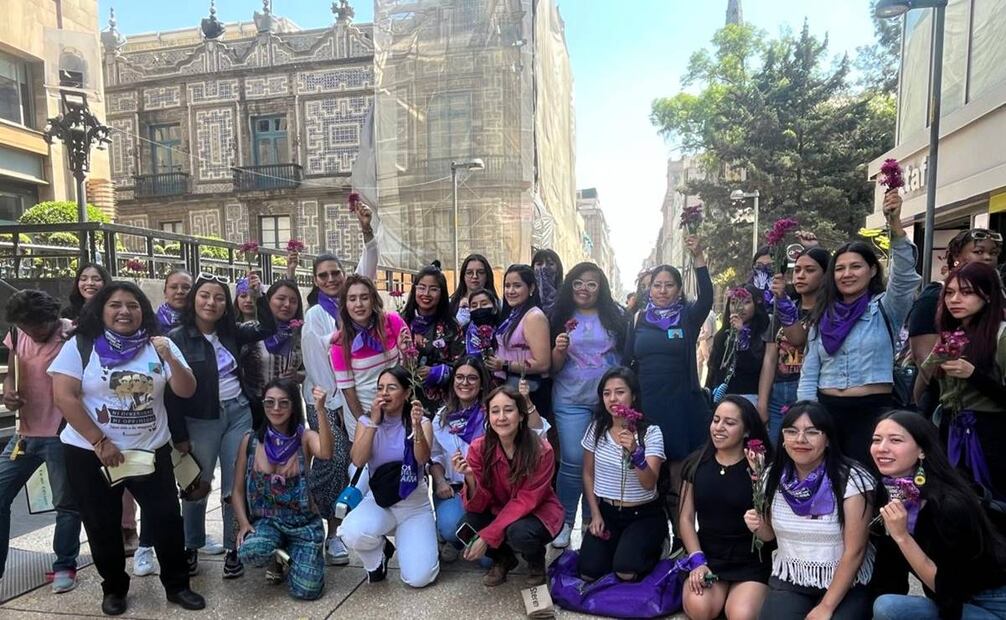 Las jóvenes participaron con flores, pañoletas moradas y una manta con la leyenda “con Claudia llegamos todas”. Foto: Yalina Ruiz / EL UNIVERSAL