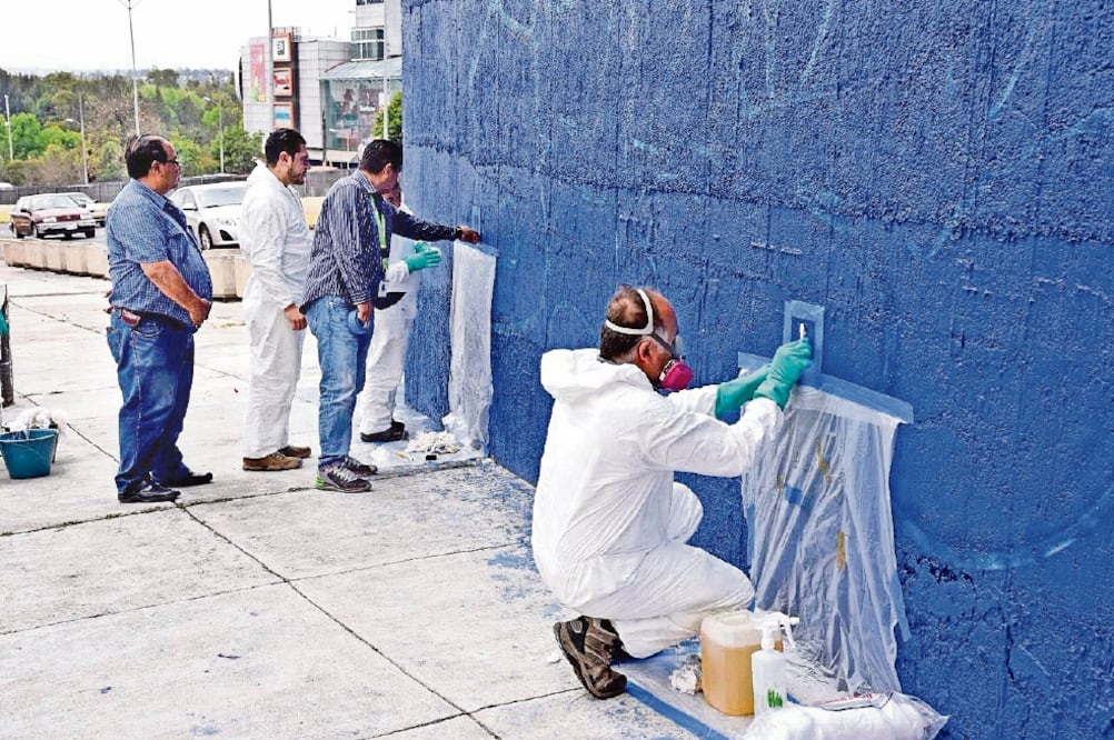 Especialistas del INBA realizaron pruebas de caleo en la torre azul para retirar rayones hechos con tinta blanca (COMUNICACIÓN SOCIAL NAUCALPAN)