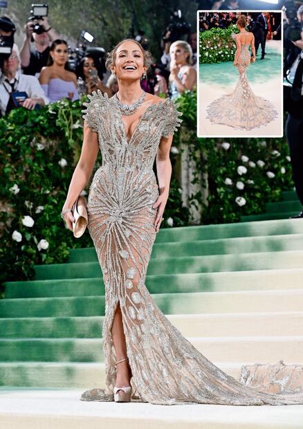 Jennifer Lopez deslumbró con su vestido de alta costura transparente, repleto de brillantes que acentuaban sus curvas; el diseño fue elaborado por la casa Schiaparelli. Foto: AP