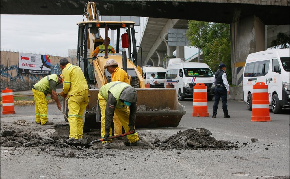 Trabajadores continúan con el bacheo de Periférico Norte, en el Estado de México, el 9 de julio de 2025. Foto: Darío Luna/EL UNIVERSAL