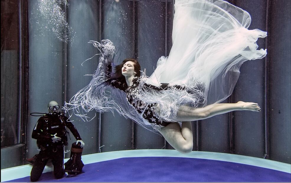 Una mujer baila en un tanque de buceo en el salón náutico y de deportes acuáticos "boot" en Düsseldorf, Alemania. Foto: AP