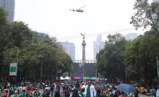 Llegan 12 horas antes con impermeable y cervezas