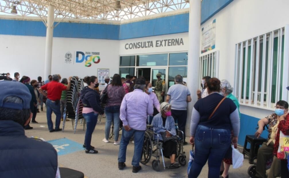 Vacunación de adultos mayores inicia con caos y desorganización en Lerdo, Durango