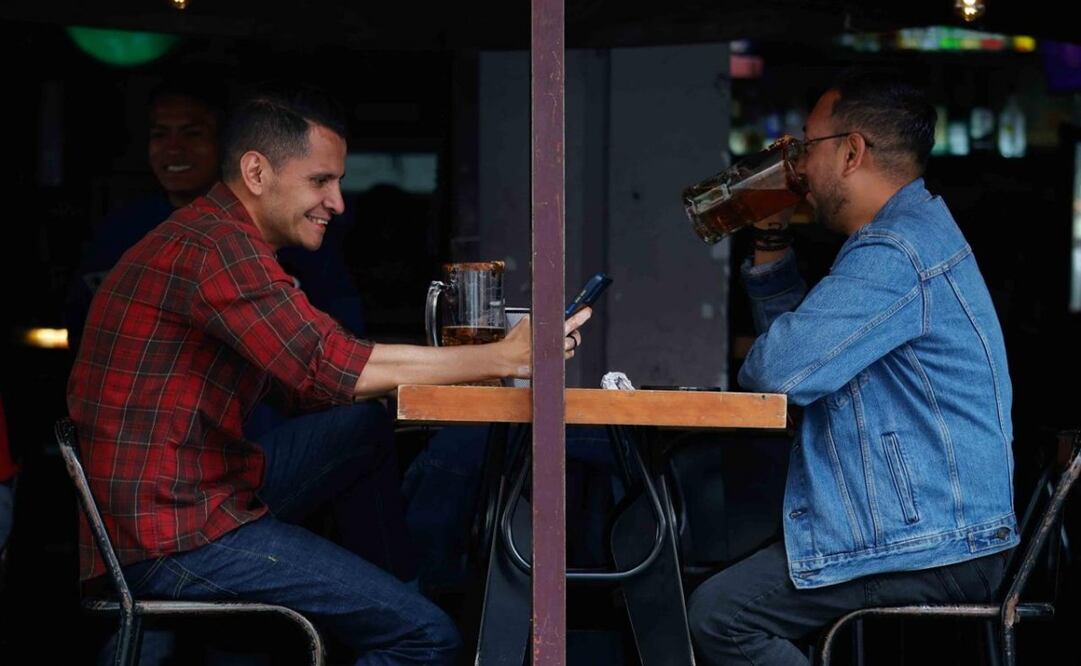 Capitalinos siguen el festejo patrio en las cantinas de la CDMX.
Foto: Diego Simón Sánchez