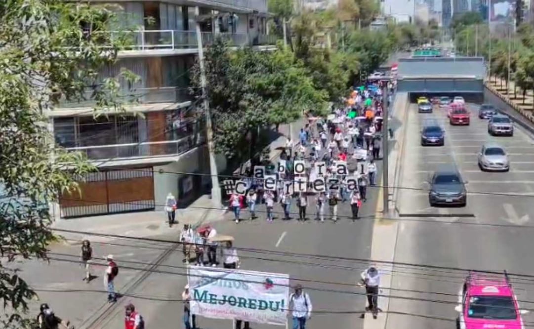 Trabajadores de la recién desaparecida Comisión Nacional para la Mejora Continua de la Educación (Mejoredu) marchan hacia las instalaciones de la Secretaría de Educación Pública (SEP). Imagen ilustrativa. Foto: Captura de pantalla