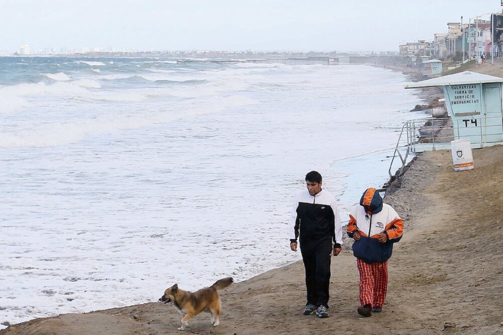 Autoridades de Baja California Sur monitorean constantemente la ruta del huracán "Sandra", aunque prevén que no provocará graves estragos en el estado (EDUARDO JARAMILLO. NOTIMEX)