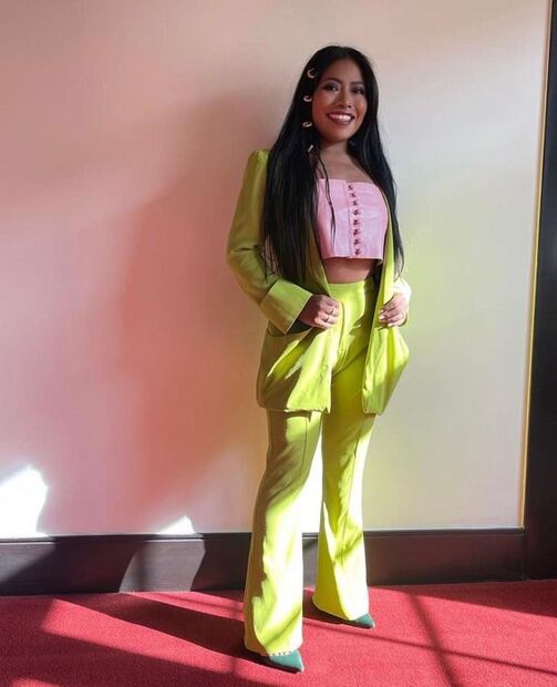 Yalitza Aparicio luce radiante con traje verde lima y crop top