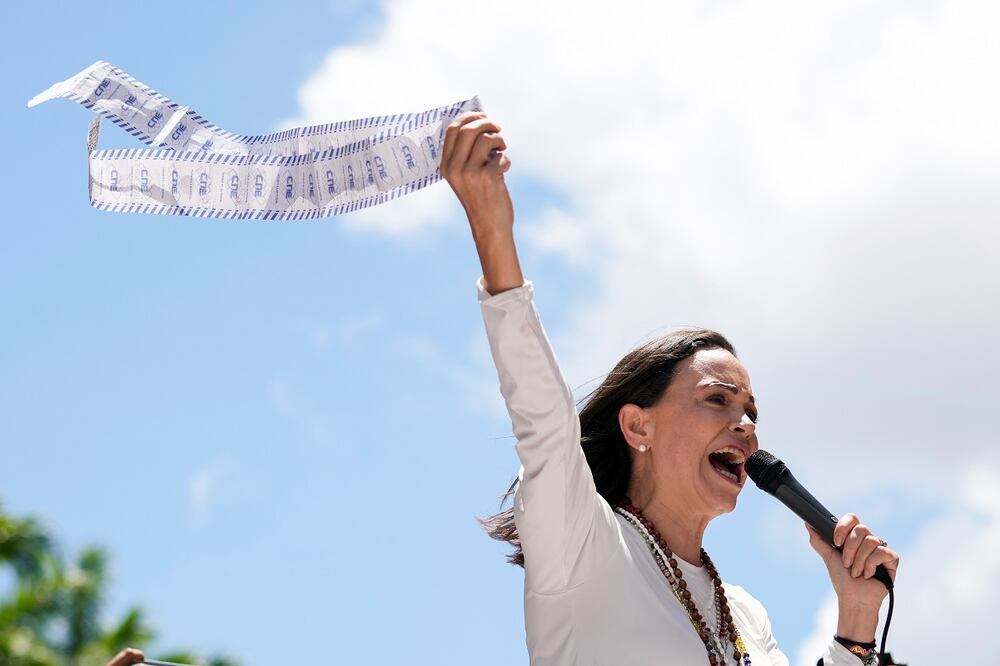 La líder opositora María Corina Machado muestra una hoja de conteo de votos durante una protesta contra la reelección de Nicolás Maduro como presidente de Venezuela, en 2024. Foto: AP/Archivo