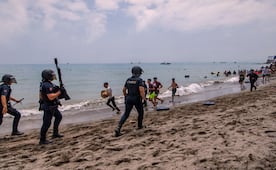 Marruecos usa gases lacrimógenos y cañones de agua en frontera con España; dispersa a migrantes que buscan entrar por Ceuta