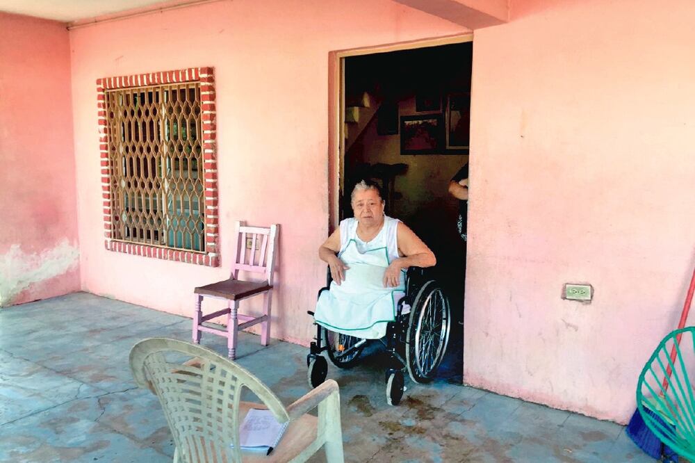 Doña Carmen comenta que le gustaría viajar a Malasia para visitar a sus hijos, pero no puede hacerlo debido a su estado de salud y por falta de recursos. (JAVIER CABRERA. EL UNIVERSAL)