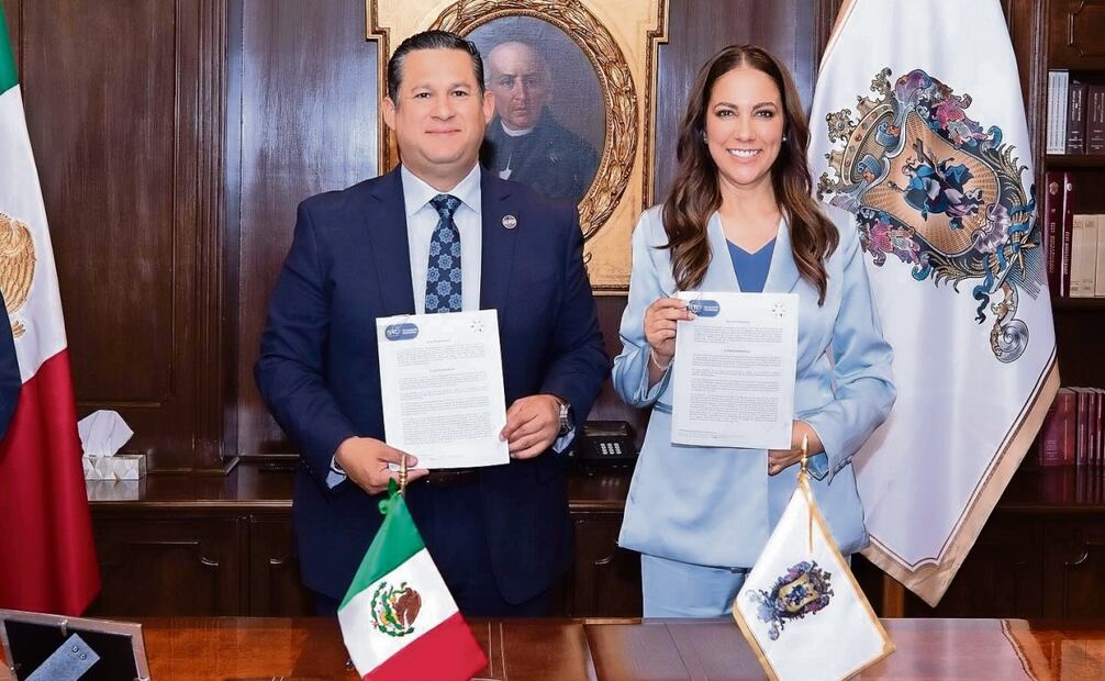 Diego Sinhue Rodríguez Vallejo realizó ayer la entrega-recepción de su
administración a Libia Dennise García Muñoz Ledo, nueva gobernadora. Foto: Especial