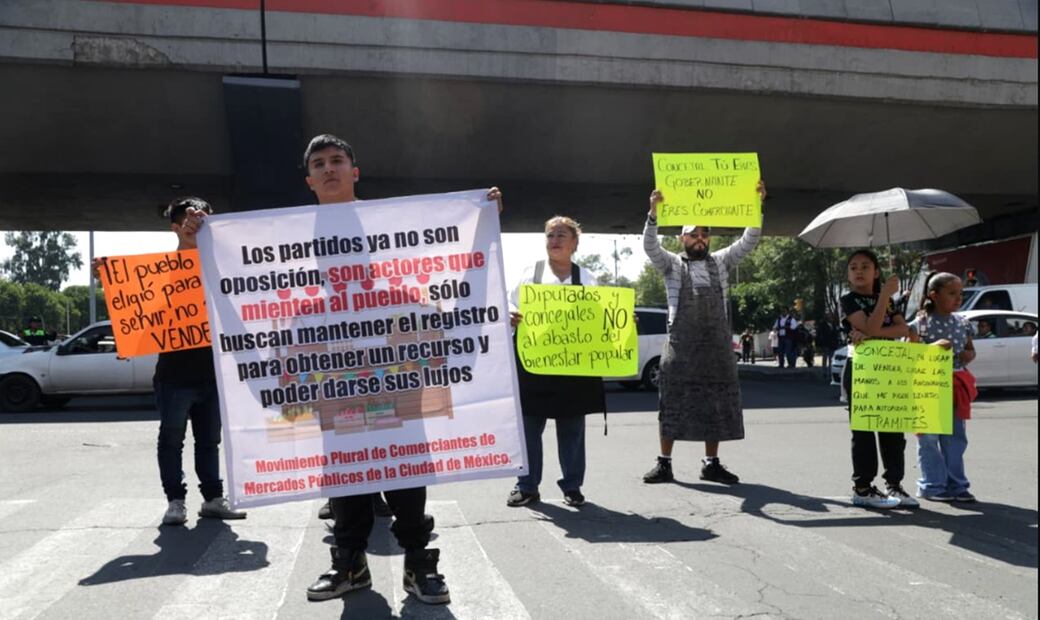 Locatarios de mercados La Merced y Jamaica bloquean el cruce de Fray Servando y Congreso de la Unión, en dirección al Centro de la Ciudad de México, el miércoles 30 de julio de 2025. Foto: Carlos Mejía/EL UNIVERSAL