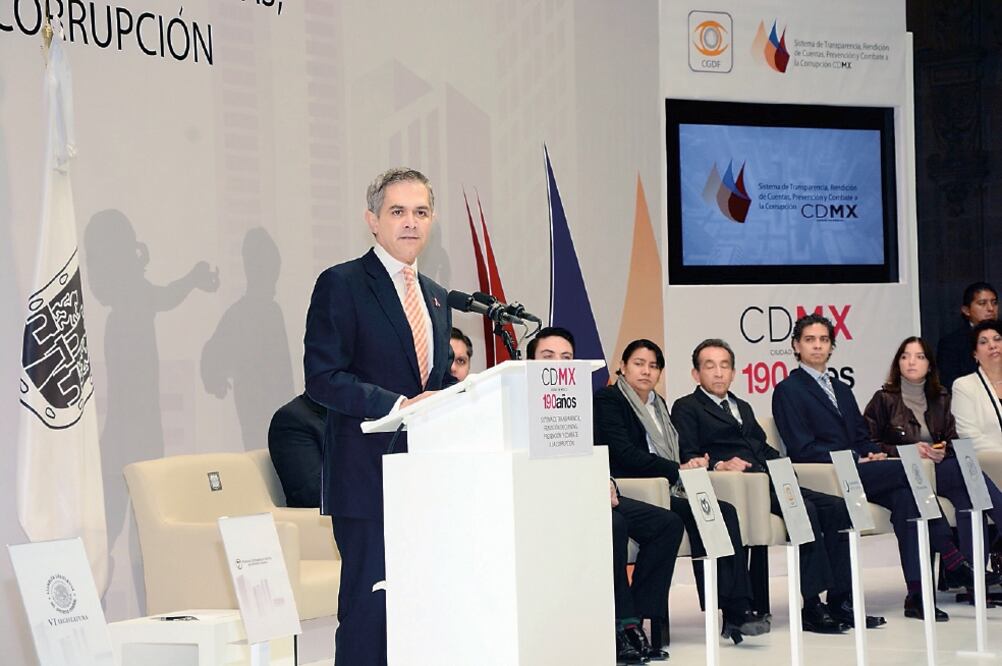 La entrega de declaraciones de los funcionarios públicos de las dependencias capitalinas se realizará como parte del Sistema Anticorrupción propuesto en días anteriores por el jefe de Gobierno, Miguel Ángel Mancera (ARCHIVO EL UNIVERSAL)