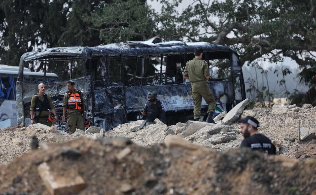 Miembros de los servicios de seguridad y emergencias israelíes se desplegaron en el lugar del impacto de un misil iraní en una estación de autobuses de Herzliya, cerca de Tel Aviv, el 17 de junio de 2025. El ejército israelí informó que las sirenas antiaéreas sonaron en varias zonas del país el 17 de junio tras identificar misiles lanzados desde Irán, mientras periodistas de AFP informaron de explosiones sobre Tel Aviv y Jerusalén. Foto: AFP