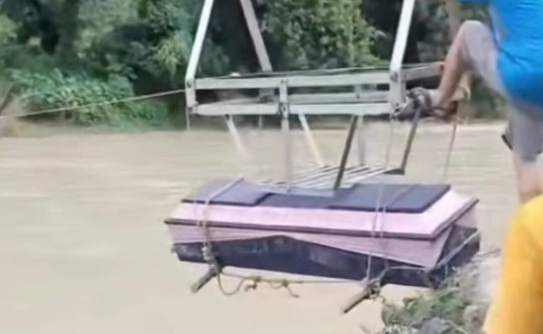 Trasladan ataúd en tirolesa para cruzar el río Amajac en Hidalgo (20/07/2025). Foto: Especial