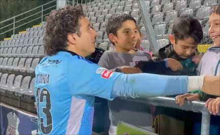 Aficionados en Portugal se entregan a Guillermo Ochoa tras un partido del AVS Futebol SAD