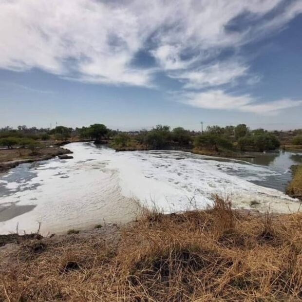 Aguas residuales de industrias, agricultura y viviendas se acumulan sin tratarse