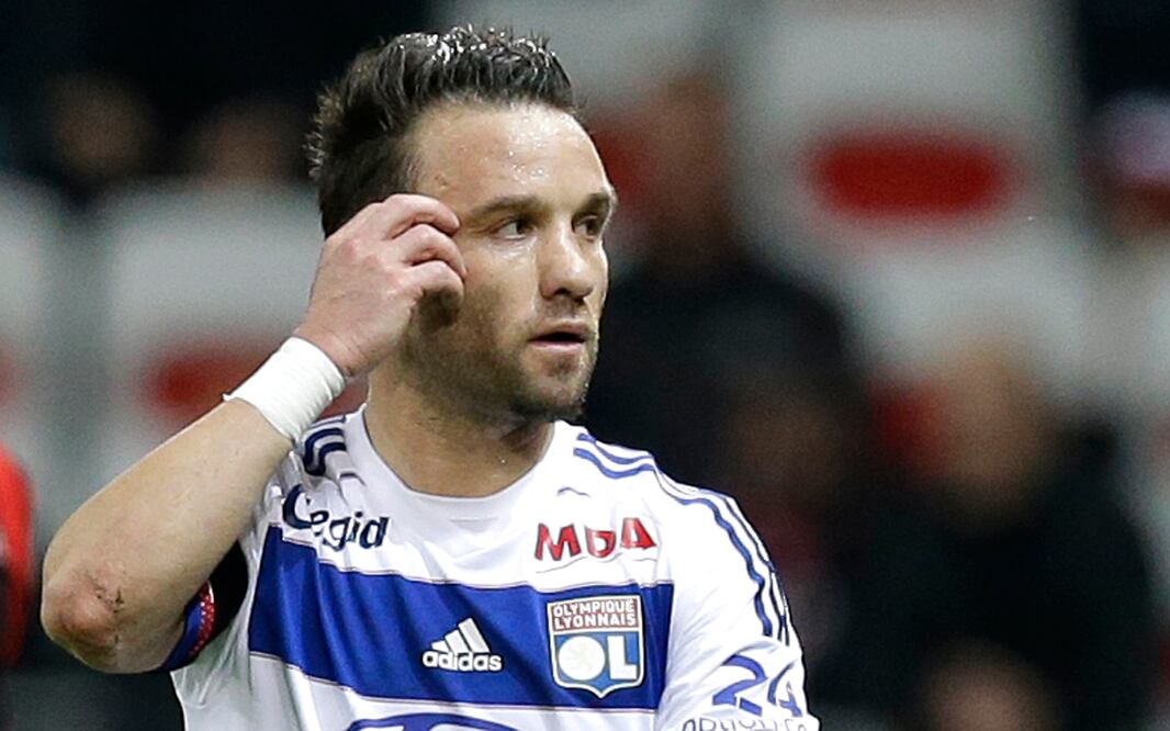 El jugador del Lyon asegura que Benzema fue quien buscó ponerlo en contacto con las personas que lo amenazaron con publicar un video sexual (AP)