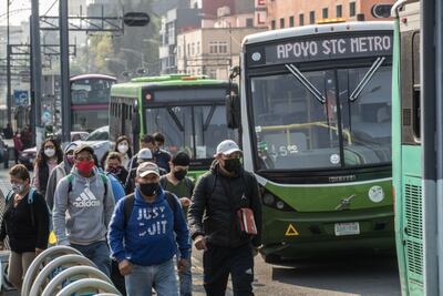 "Hice el doble de tiempo”, dicen usuarios de transporte emergente en Línea 12 del Metro CDMX