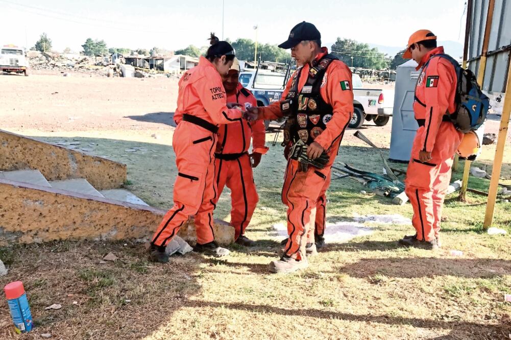 Integrantes de la brigada de rescate Topos Azteca de Tlatelolco trabajan de la mano con elementos del Ejército mexicano en busca de víctimas de la explosión que aún pudieran estar bajo los escombros; su zona de acción abarca tres hectáreas. (REBECA JIMÉN)