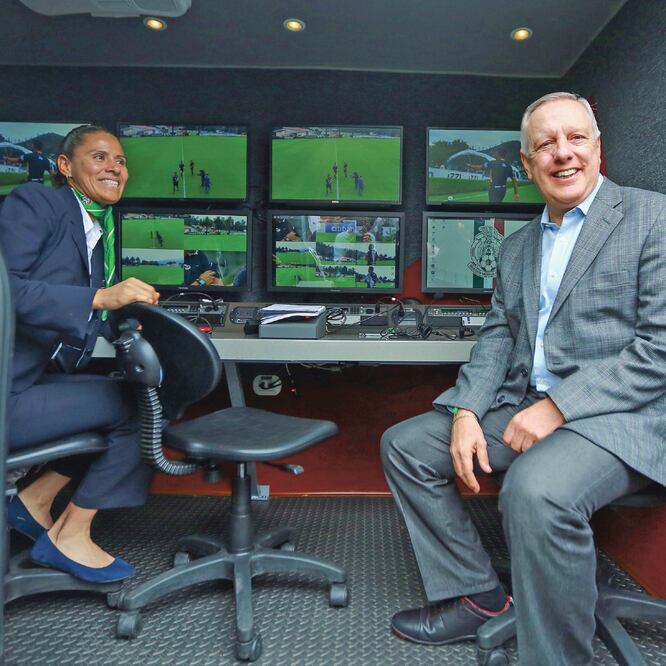 El dirigente presentó las camionetas equipadas. Foto: IMAGO7