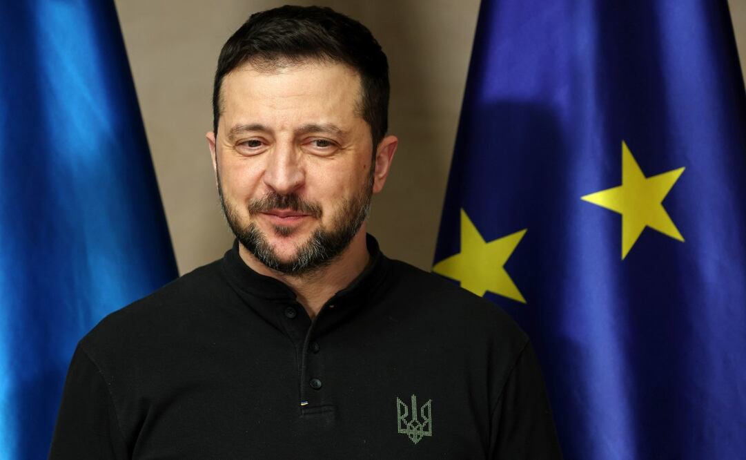 El presidente ucraniano, Volodímir Zelensky, posa junto a una bandera de la Unión Europea a su llegada a la 61 Conferencia de Seguridad de Múnich (MSC), el 15 de febrero de 2025. Los principales responsables de la toma de decisiones internacionales se reúnen en la 61 Conferencia de Seguridad de Múnich, que se celebra del 14 al 16 de febrero de 2025, durante su reunión anual para debatir cuestiones de seguridad global. Foto: EFE