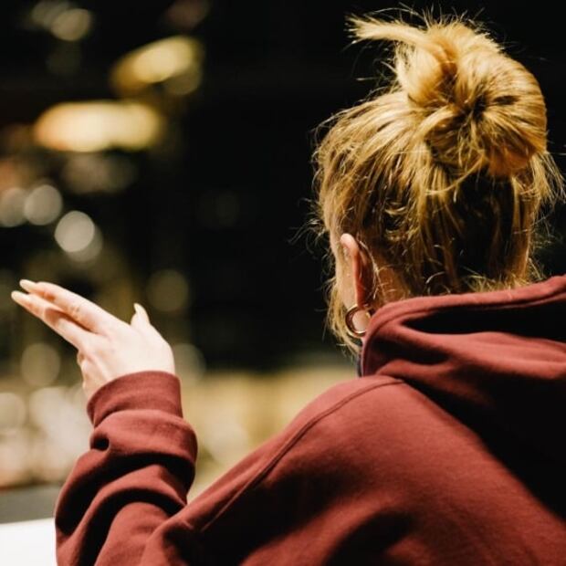 Adele confirma que puedes verte increíble con tenis y leggings