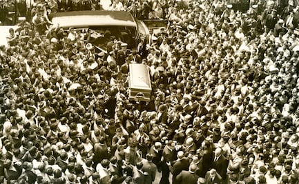 Entre pisotones y lluvia de rosas fue como dieron el último adiós a Agustín Lara hace 50 años