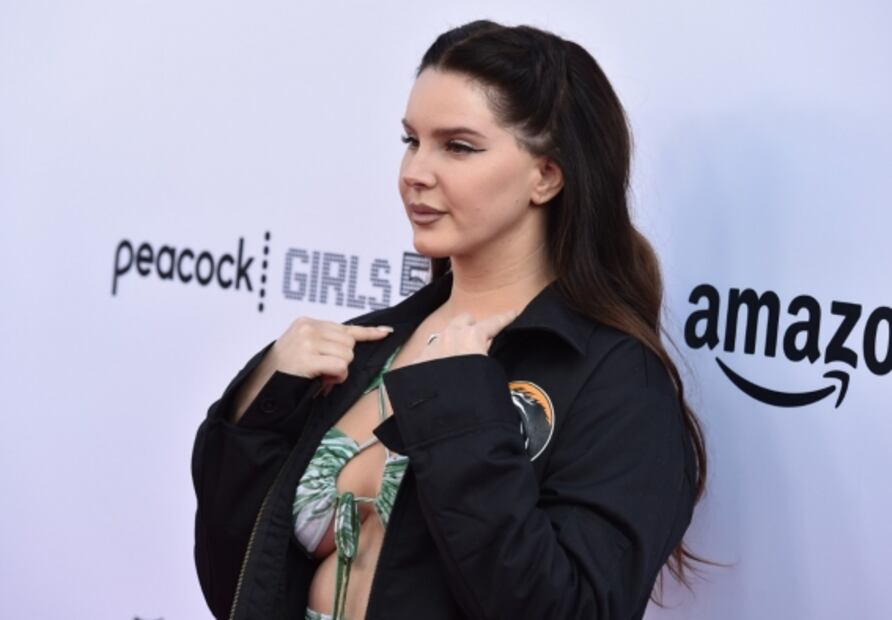 Lana del Rey llega a red carpet con look de Shein