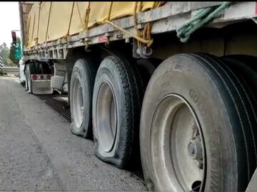 Camión de carga estrena "poncha llantas" en caseta de Ecatepec y acaba con 20 neumáticos dañados
