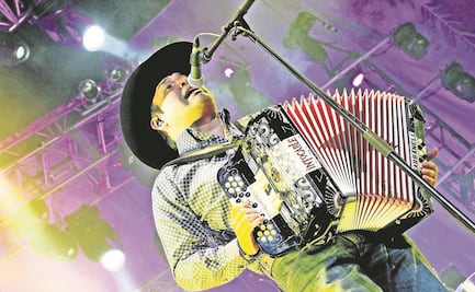 Ricardo Muñoz, vocalista de Intocable, se vacunó contra Covid; en redes lo tunden