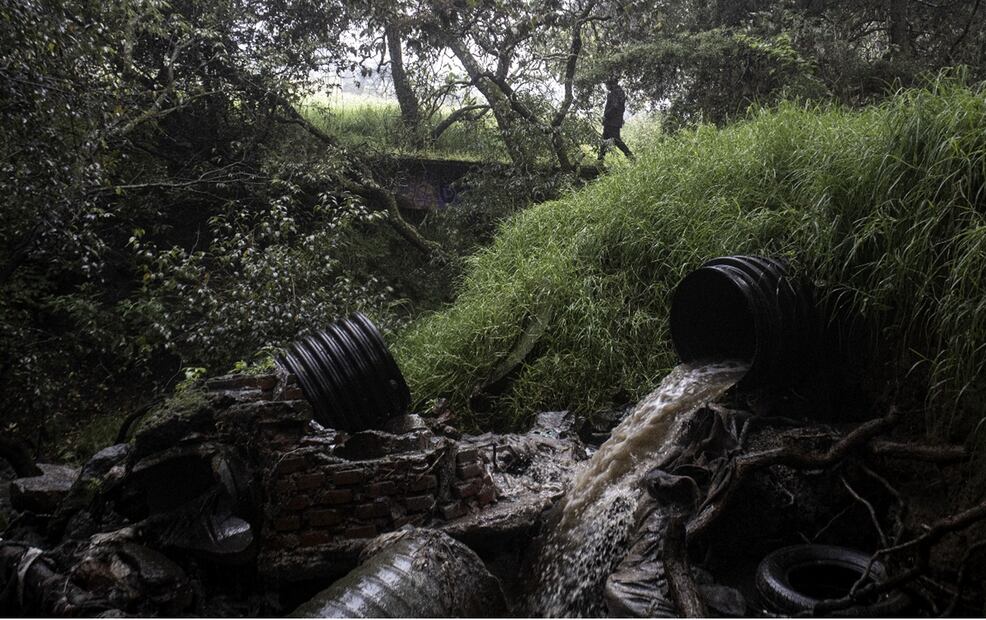 Sin embargo, denunciaron, desde hace meses una tubería de aguas residuales colapsó y los desechos se están mezclando con el agua captada, poniendo en riesgo la salud de los habitantes. Foto: Gabriel Pano/EL UNIVERSAL