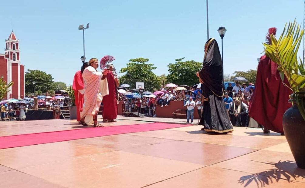 Fieles católicos participan en representación del Viacrucis en Yucatán (18/04/2025). Foto: Especial