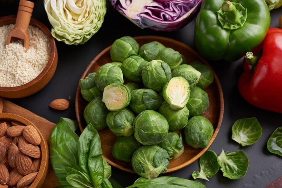 Las coles de Bruselas están repletas de nutrientes. Fuente:Freepik.
