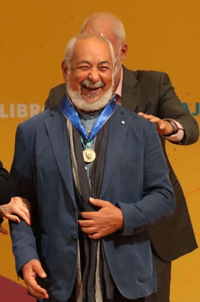Leonardo Padura recibe la Medalla Carlos Fuentes, que le concedió la FIL en 2020