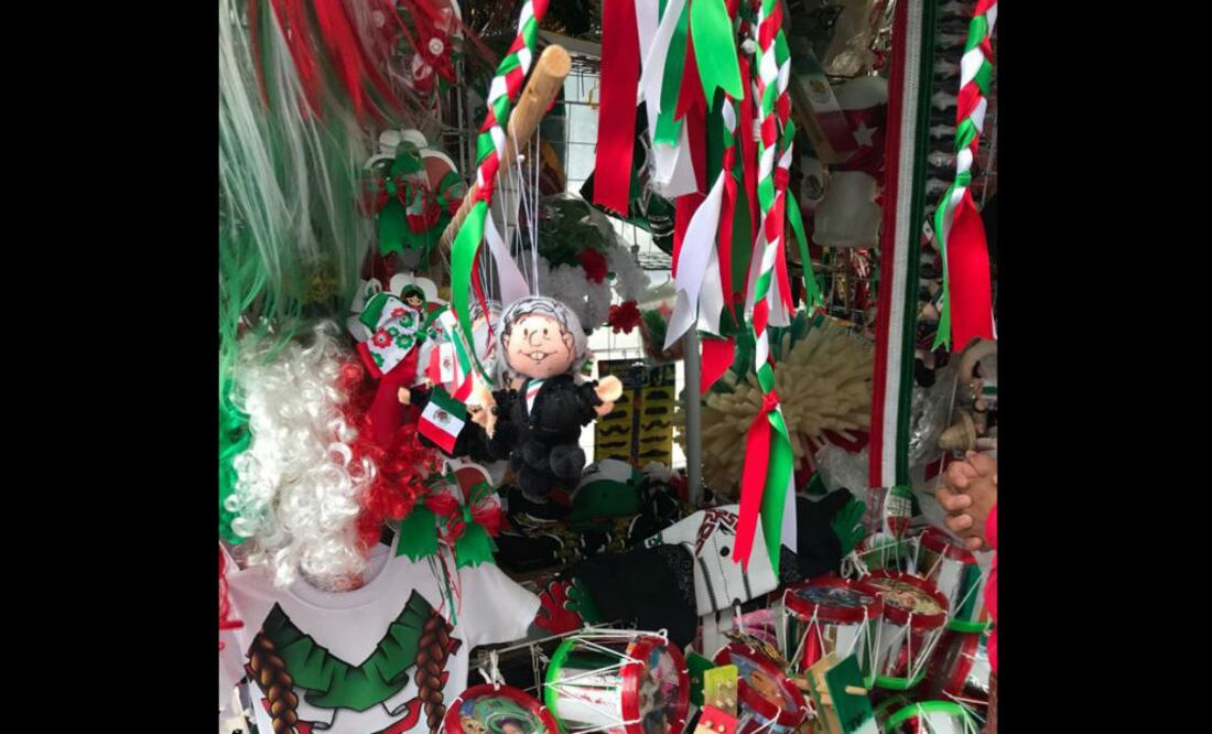 También se pueden encontrar colgantes con la imagen del presidente electo, con todo y banda presidencial y bandera en mano. FOTO: Phenélope Aldaz