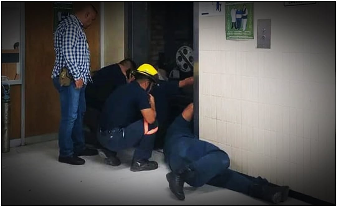 7 personas quedan atrapadas en elevador del IMSS en Monclova, Coahuila. Foto: Especial