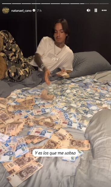Natanael Cano presume parte de su dinero y divide opiniones en redes.
