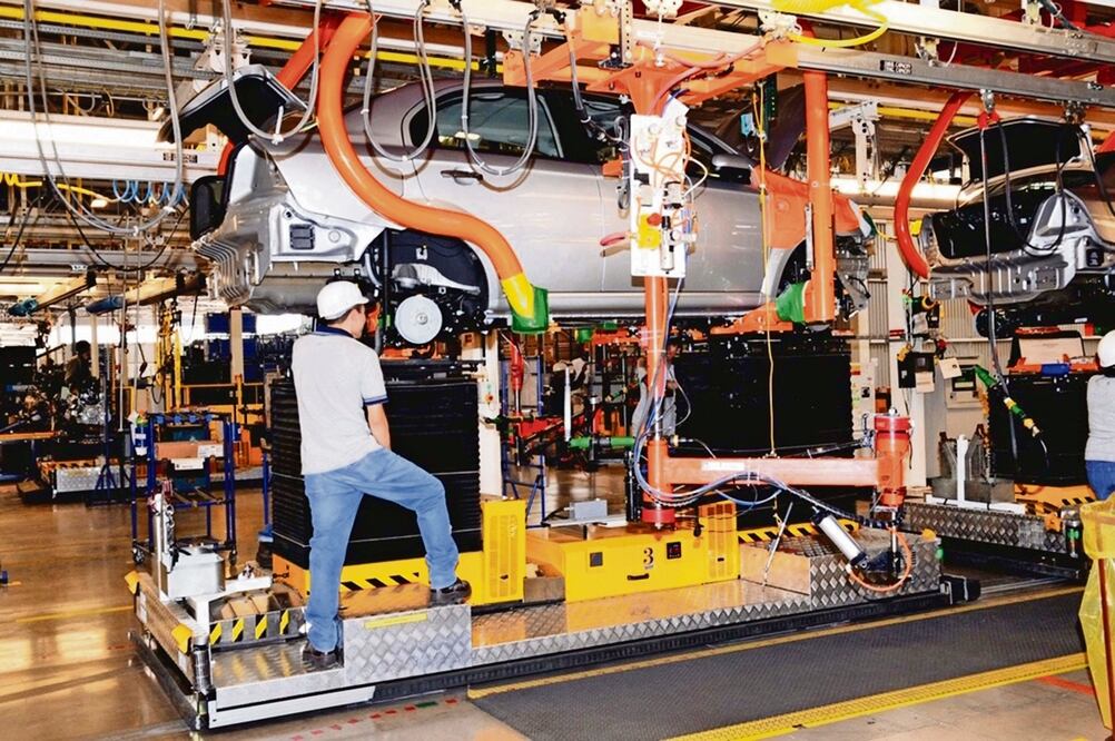 La Inversión Fija Bruta, que comprende el gasto en maquinaria y equipo, así como en construcción, registró una tímida recuperación de 0.1% en enero pasado