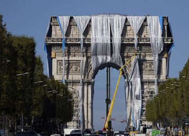 Desenvuelven la obra de Christo y Jeanne Claude en el Arco de Triunfo