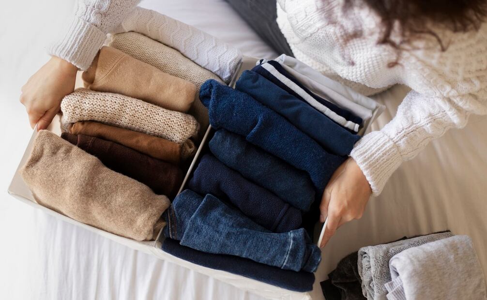 La ropa que se debe lavar después de cada uso es la que entra en contacto con flujos corporales. Foto: Freepik