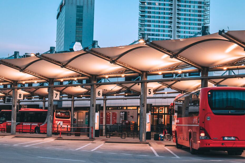 Al viajar en autobús, los adultos mayores con credencial vigente pueden acceder a descuentos en el boleto. Foto: Pexels
