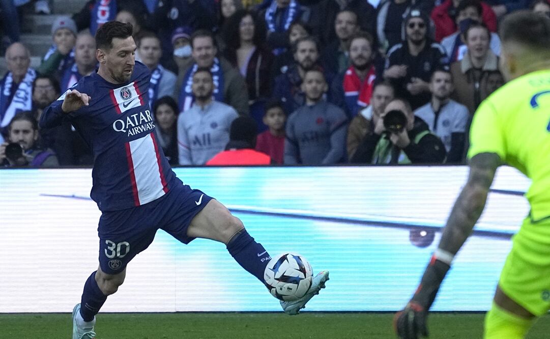 Lionel Messi frente al Auxerre / Foto: AP