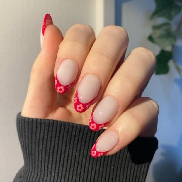 7 diseños de uñas con flores para recibir la primavera