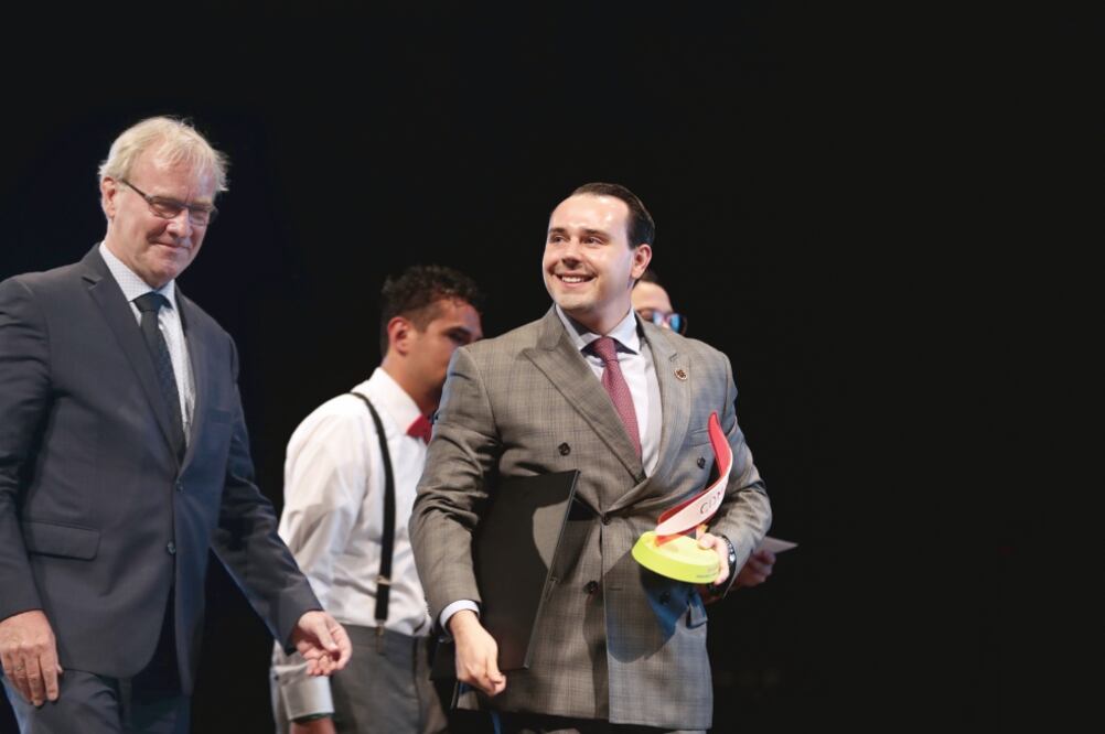 Mauricio Forzán Guerrero (der.), miembro del Consejo Consultivo de la Fundación Ealy Ortiz A. C. y presidente de World Peace Builders ganó el segundo lugar en la categoría de Promoción y Defensa de los Derechos Humanos (ALEJANDRA LEYVA. EL UNIVERSAL)