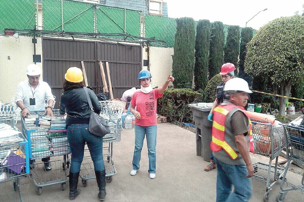 Recuperó sus bienes. Dos días después del sismo fue la última vez que se vio a Mónica García (der.), cuando sacaba sus pertenencias del colegio mientras las labores de rescate continuaban (ARCHIVO EL UNIVERSAL)